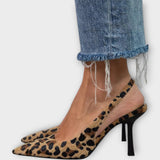 Scarpins com estampa de leopardo e tirinha atrás