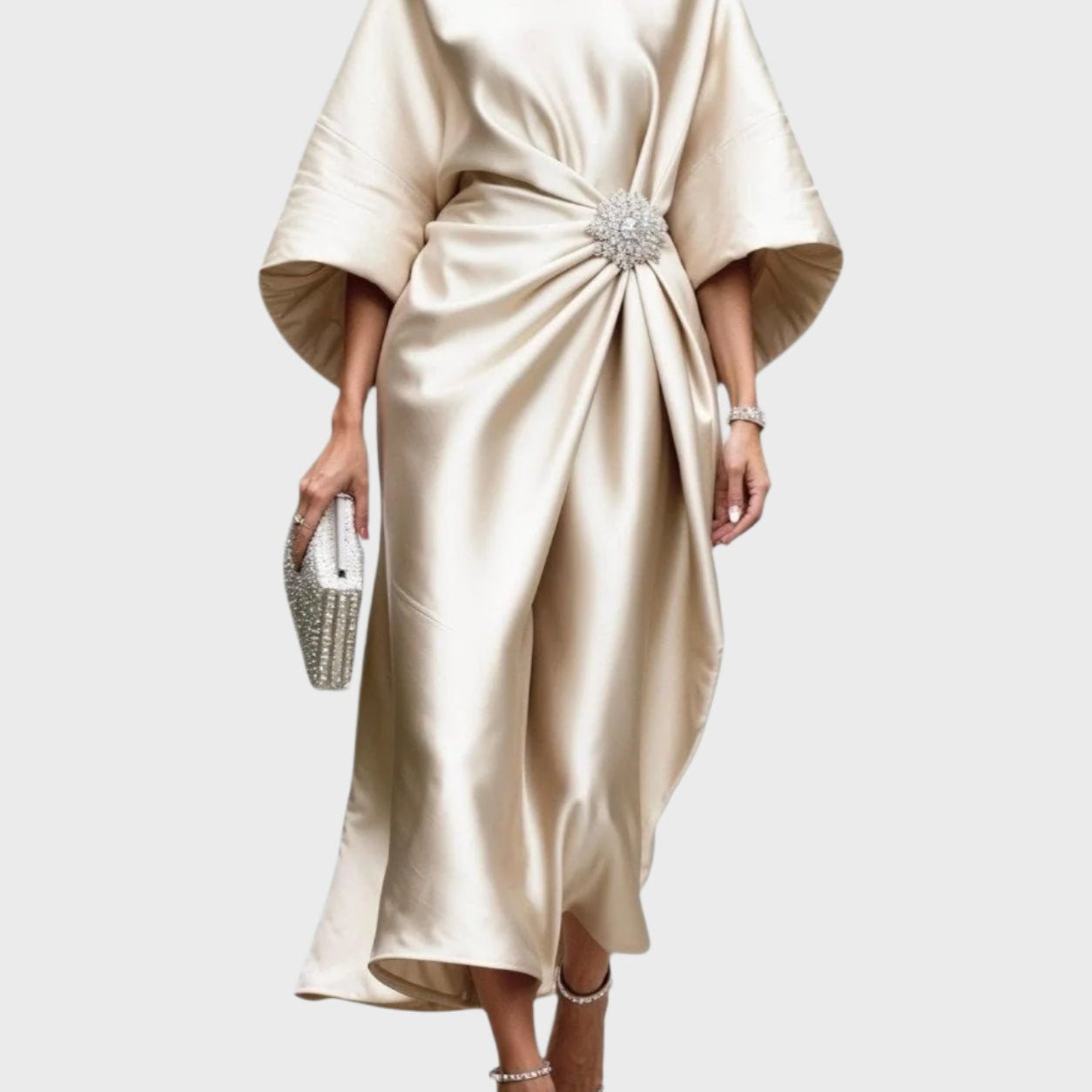 Vestido de cetim com pregueado lateral e fivela decorativa