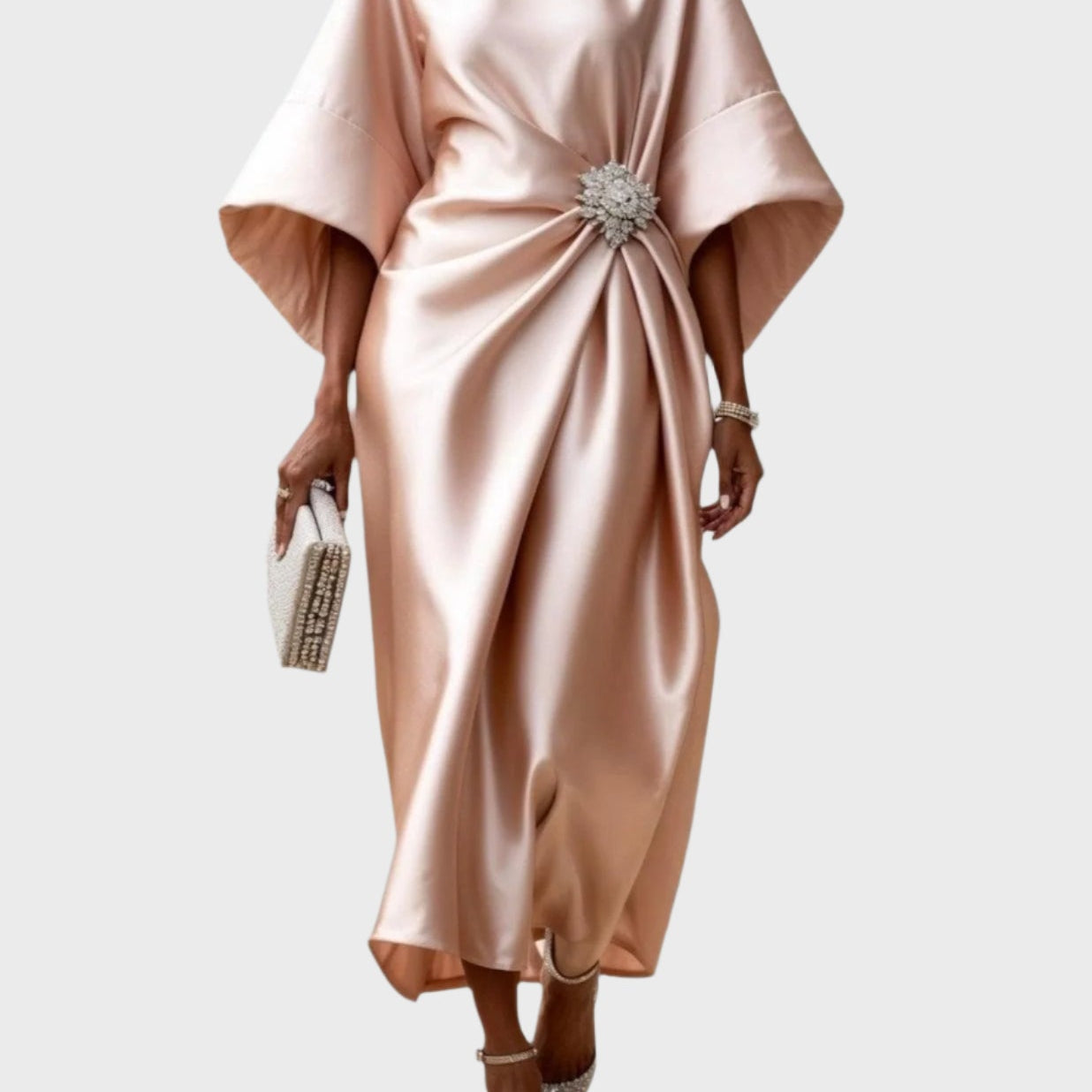 Vestido de cetim com pregueado lateral e fivela decorativa