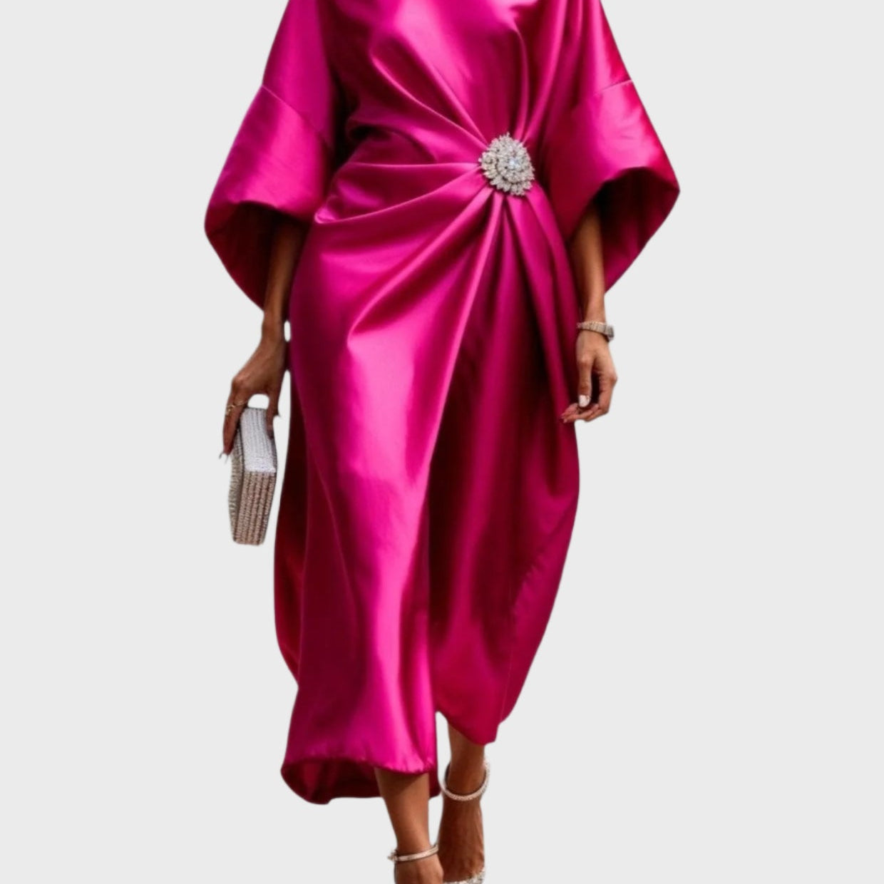 Vestido de cetim com pregueado lateral e fivela decorativa
