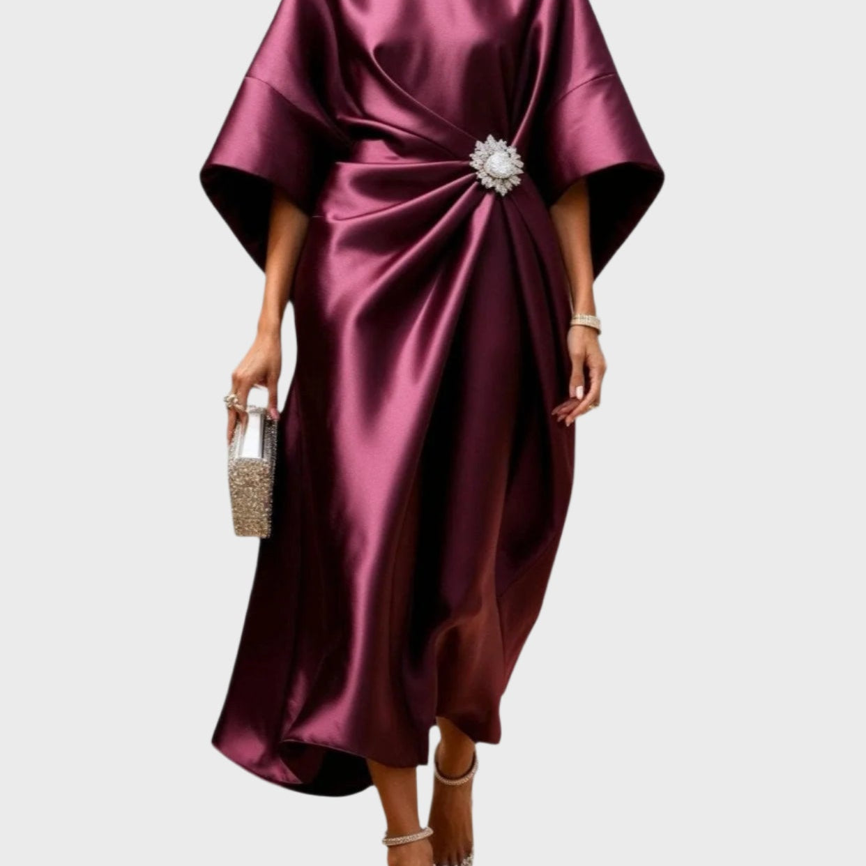 Vestido de cetim com pregueado lateral e fivela decorativa