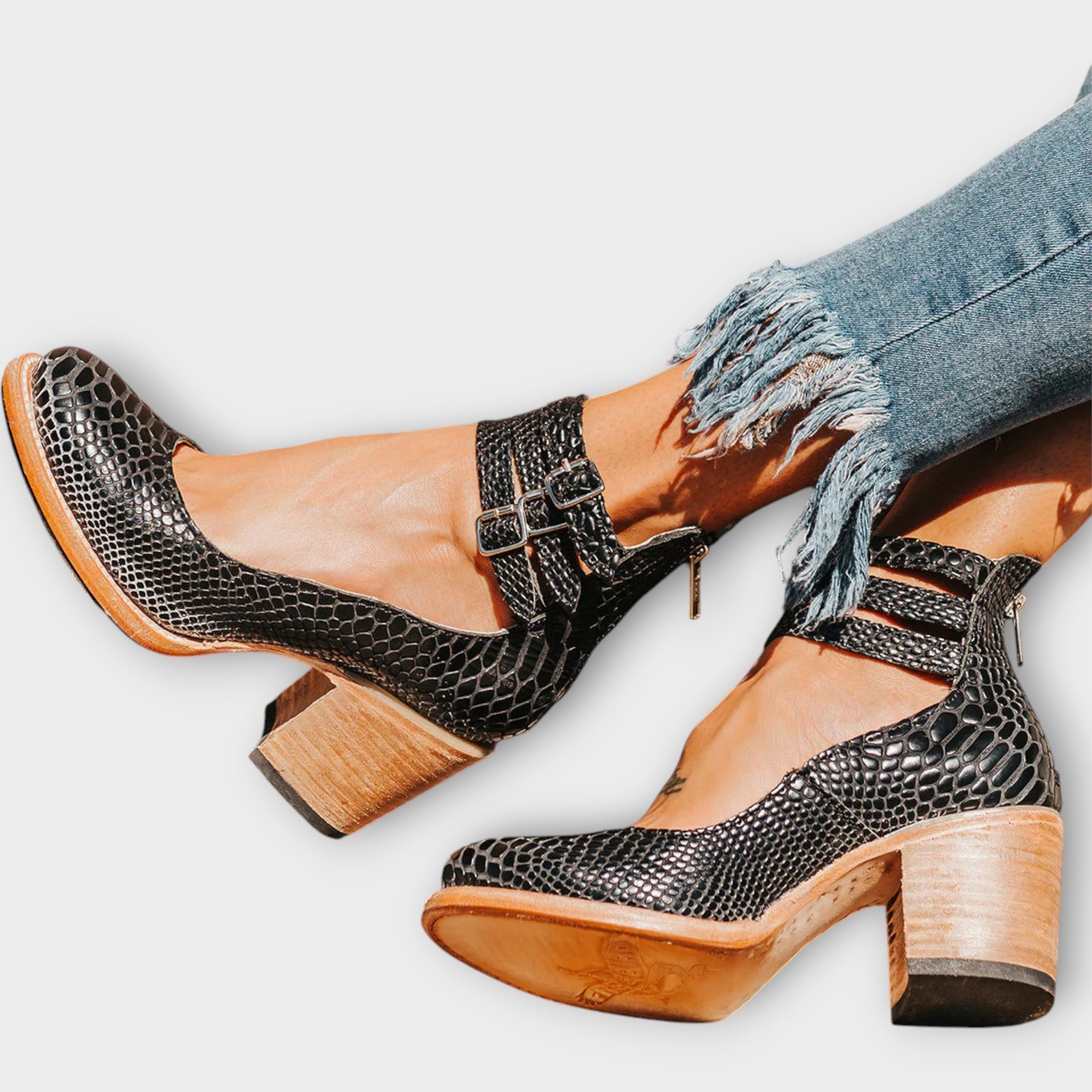 Sapatos com várias tiras e salto grosso