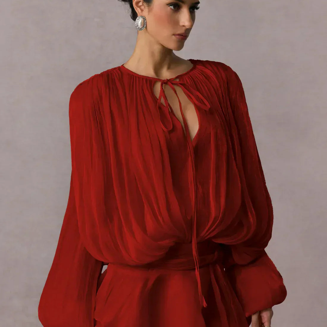 Lyanna | Elegante Vestido Curto com Boche e Pompom