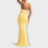 Vestido elegante com costas abertas e decote impressionante