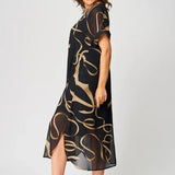Vestido Leve com Desenhos Lineares e Decote em V