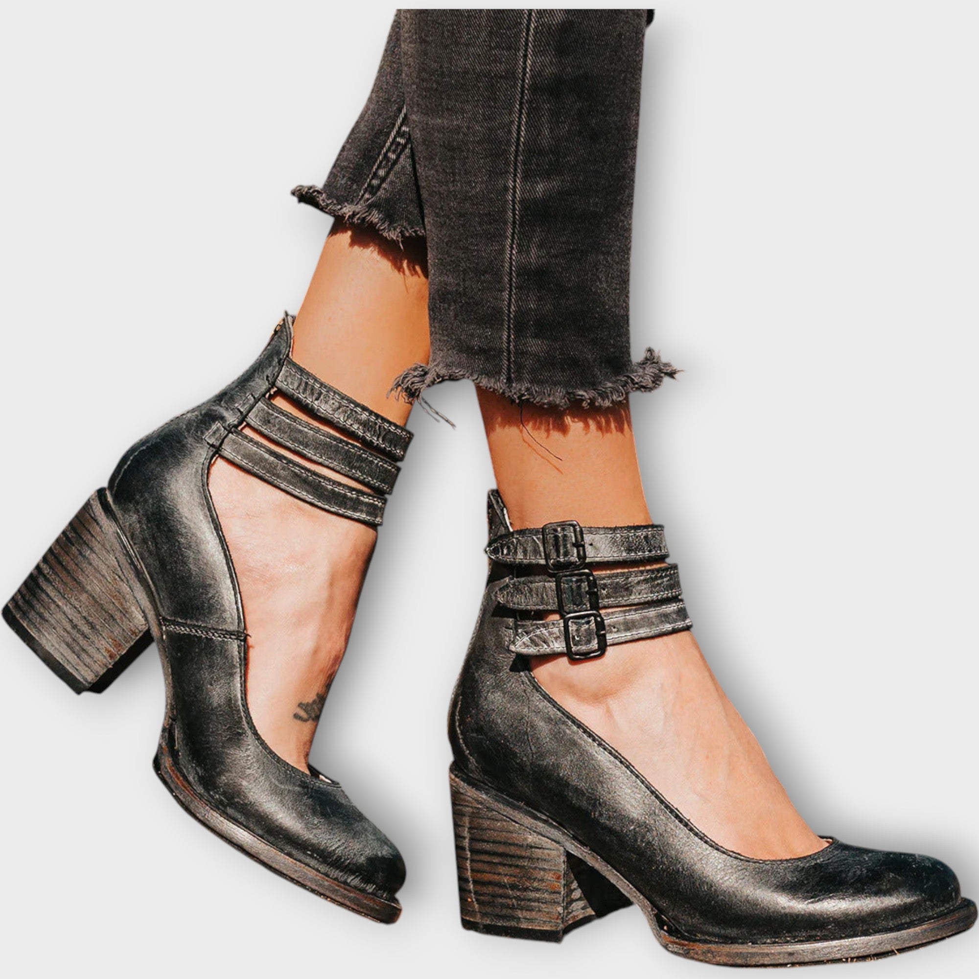 Sapatos com várias tiras e salto grosso