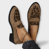 Sapatos femininos estilosos com estampa de leopardo