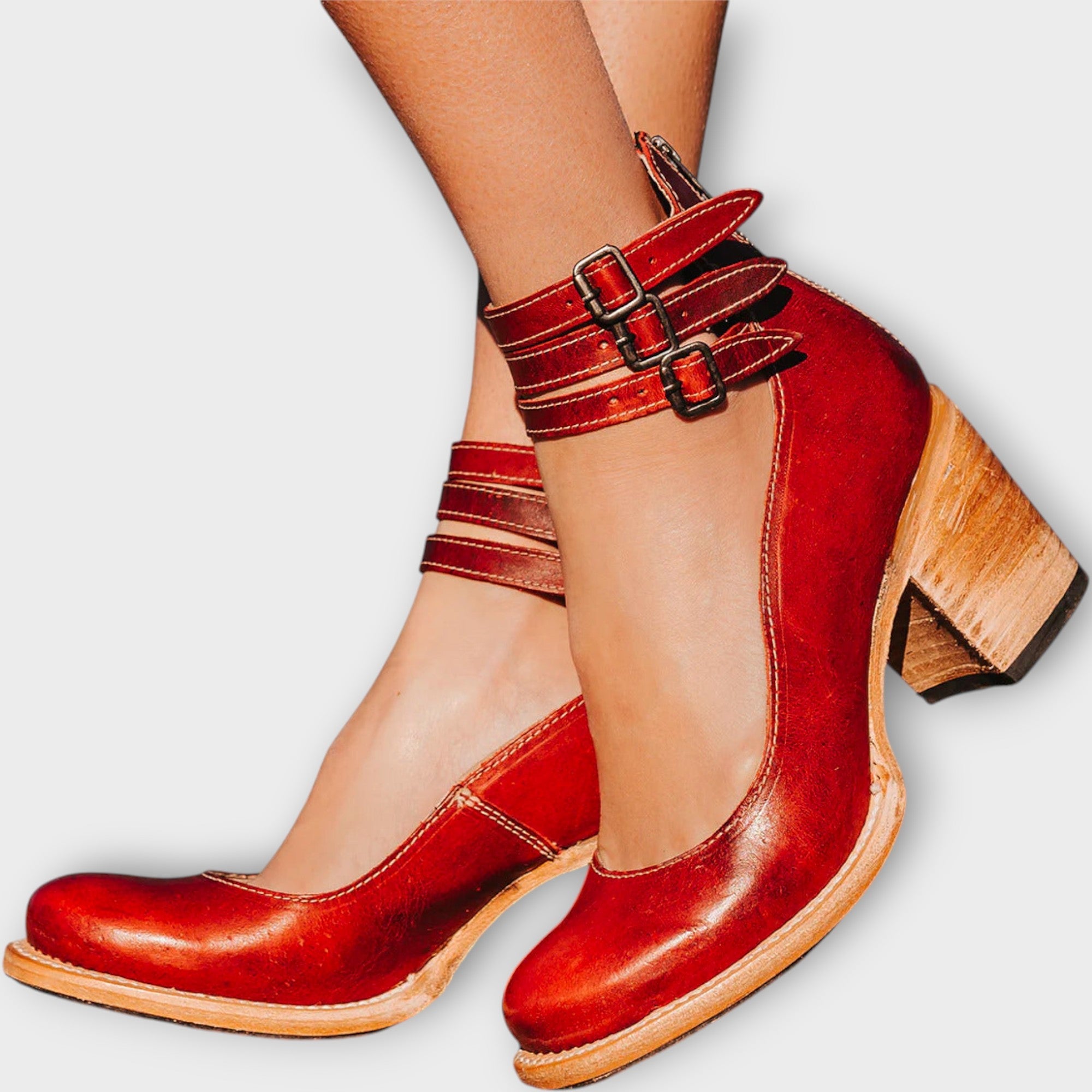 Sapatos com várias tiras e salto grosso