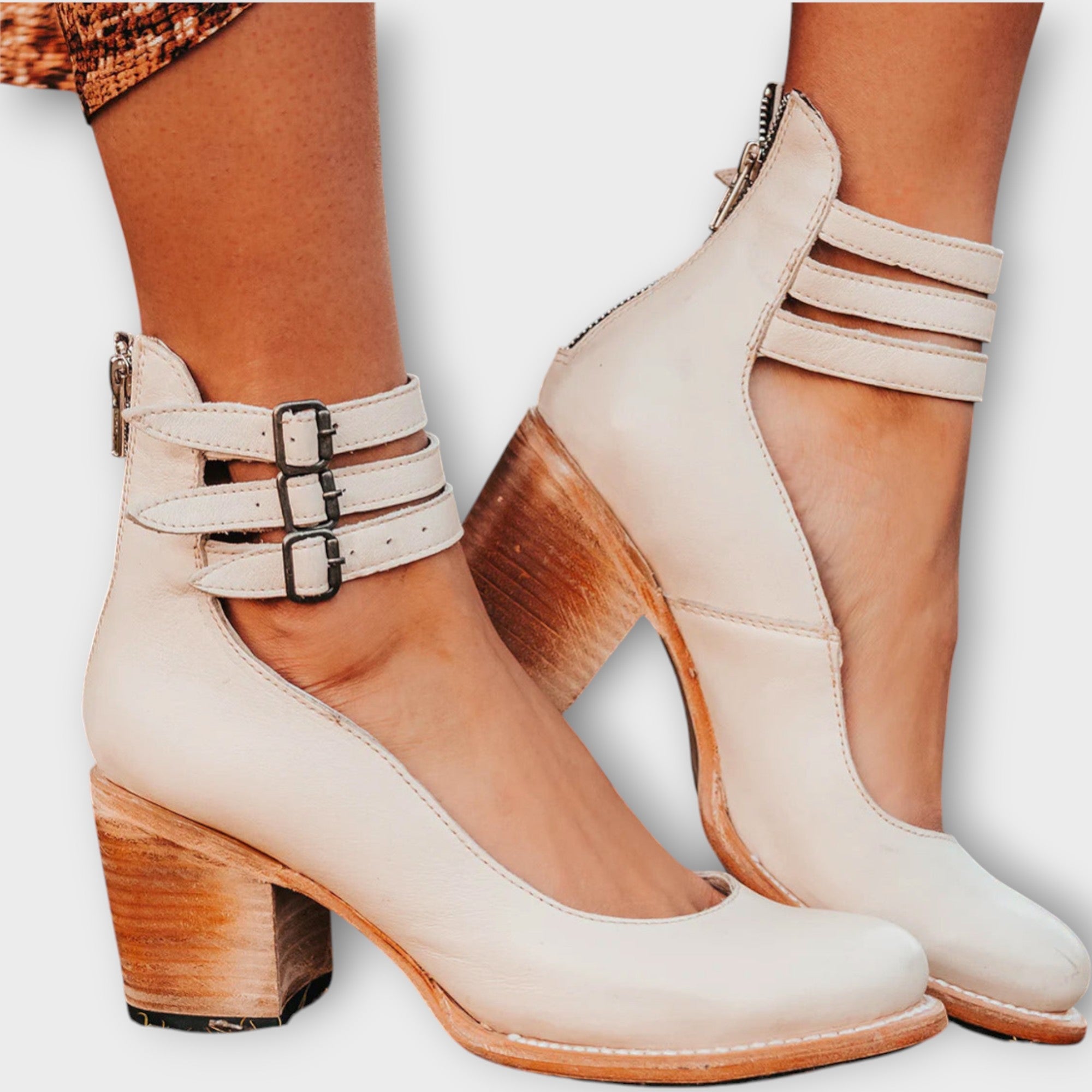 Sapatos com várias tiras e salto grosso
