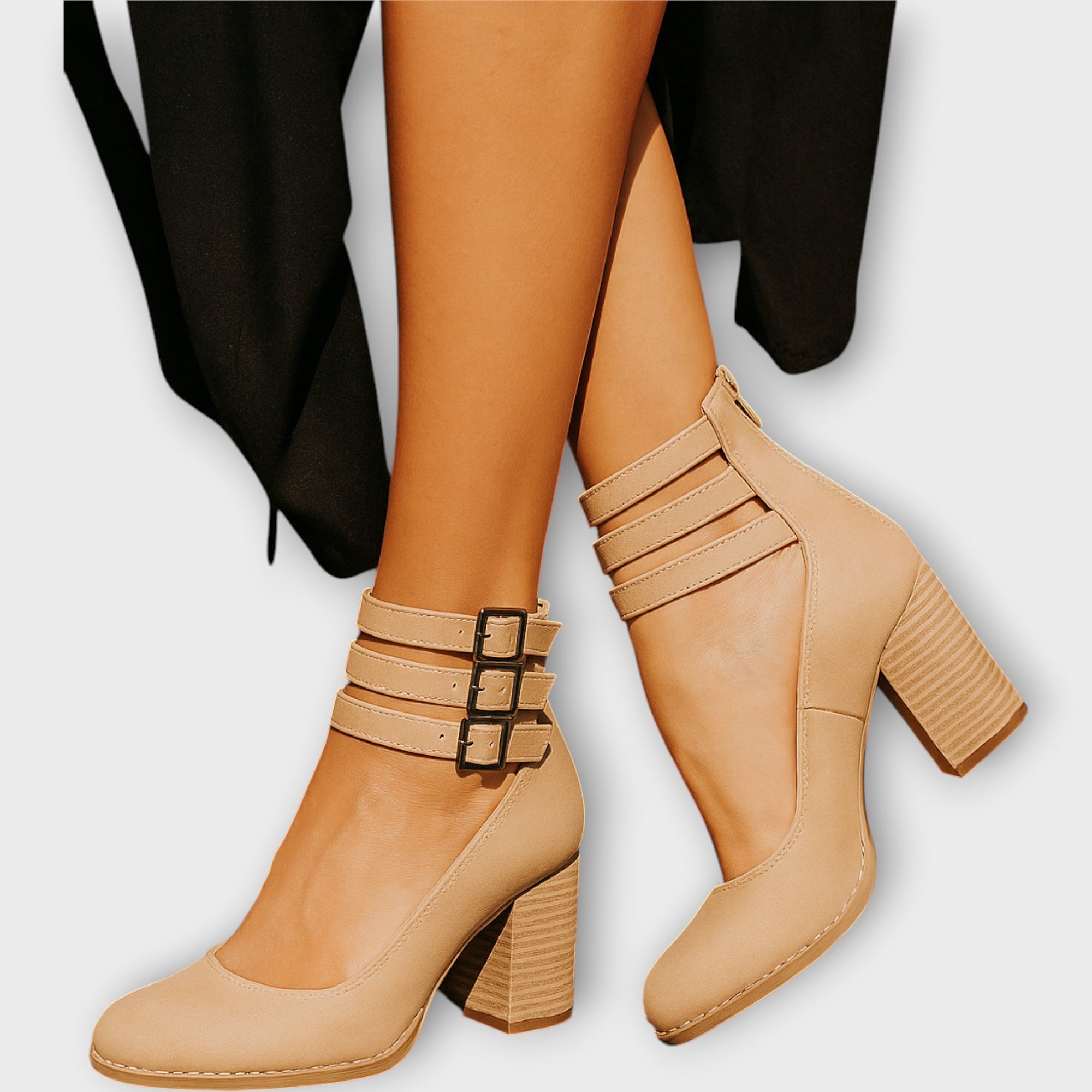 Sapatos com várias tiras e salto grosso