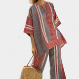 Macacão Oversize Daisy em Linho com Estampado Listrado em Vermelho Coral e Cinza, Estilo Moderno e Confortável