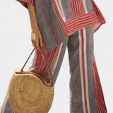 Macacão Oversize Daisy em Linho com Estampado Listrado em Vermelho Coral e Cinza, Estilo Moderno e Confortável