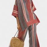 Macacão Oversize Daisy em Linho com Estampado Listrado em Vermelho Coral e Cinza, Estilo Moderno e Confortável