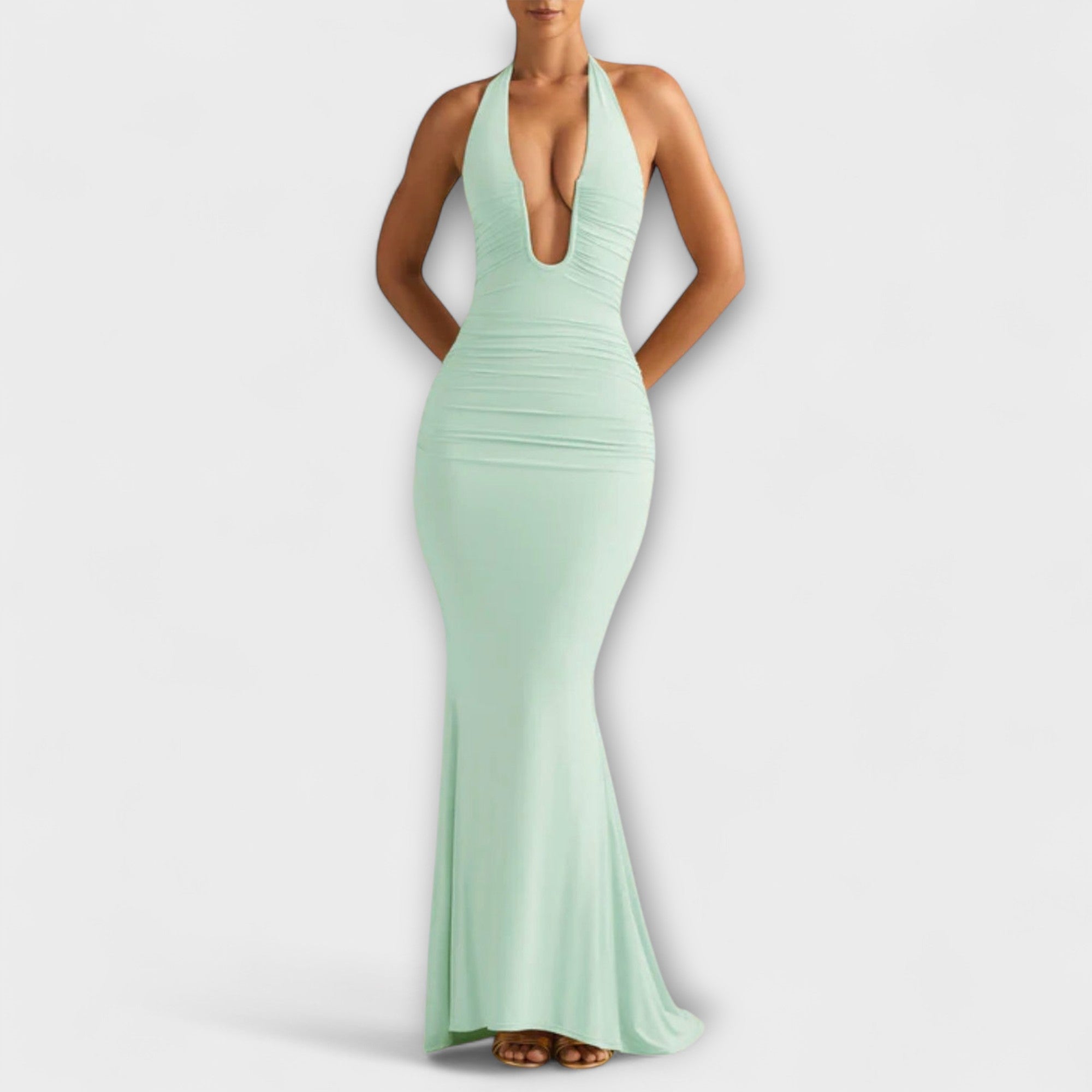 Vestido elegante com costas abertas e decote impressionante