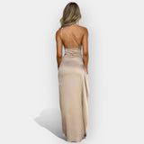 Vestido de cetim para noites aristocráticas