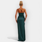 Vestido de cetim para noites aristocráticas