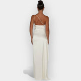 Vestido de cetim para noites aristocráticas