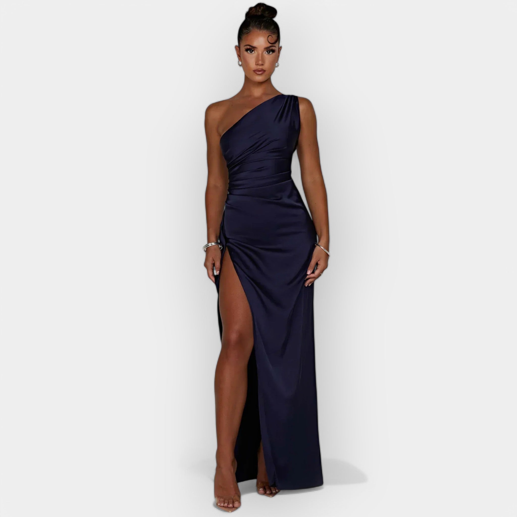 Vestido de cetim para noites aristocráticas
