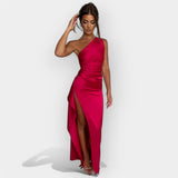 Vestido de cetim para noites aristocráticas