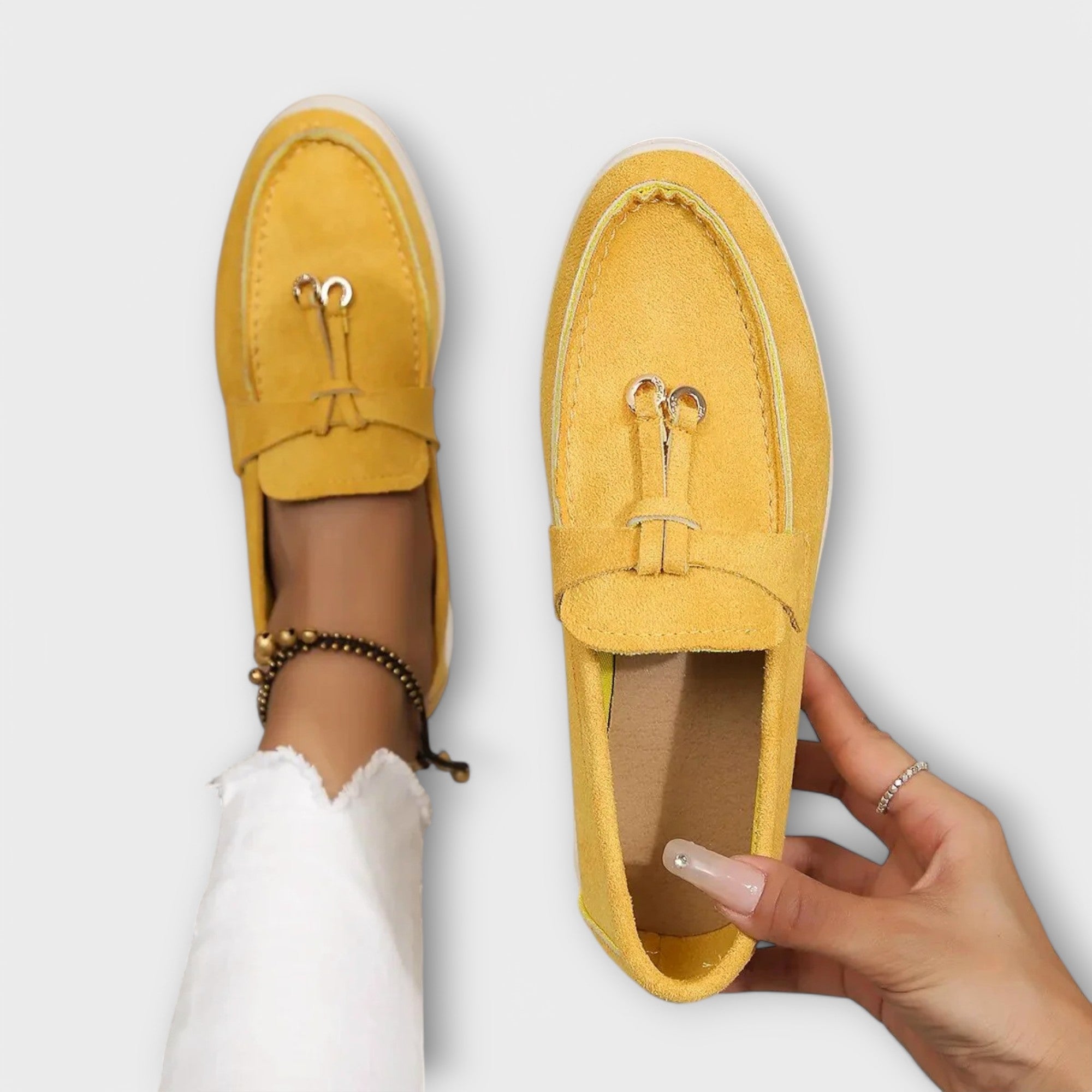 Mocassins Femininos Bege com Cordão Decorativo