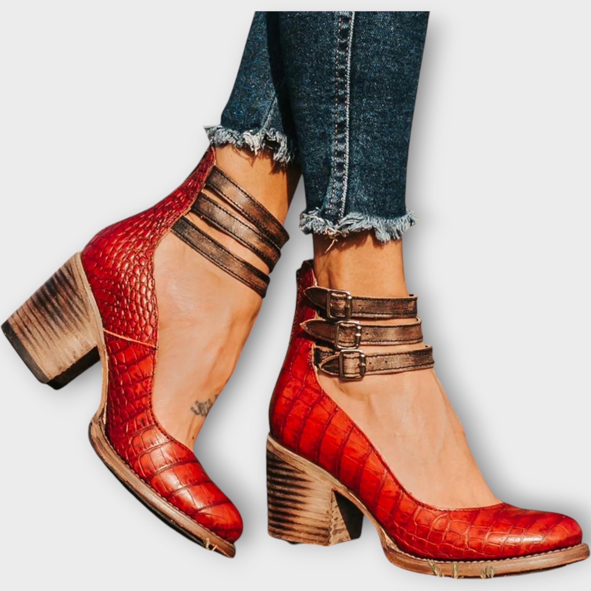 Sapatos com várias tiras e salto grosso