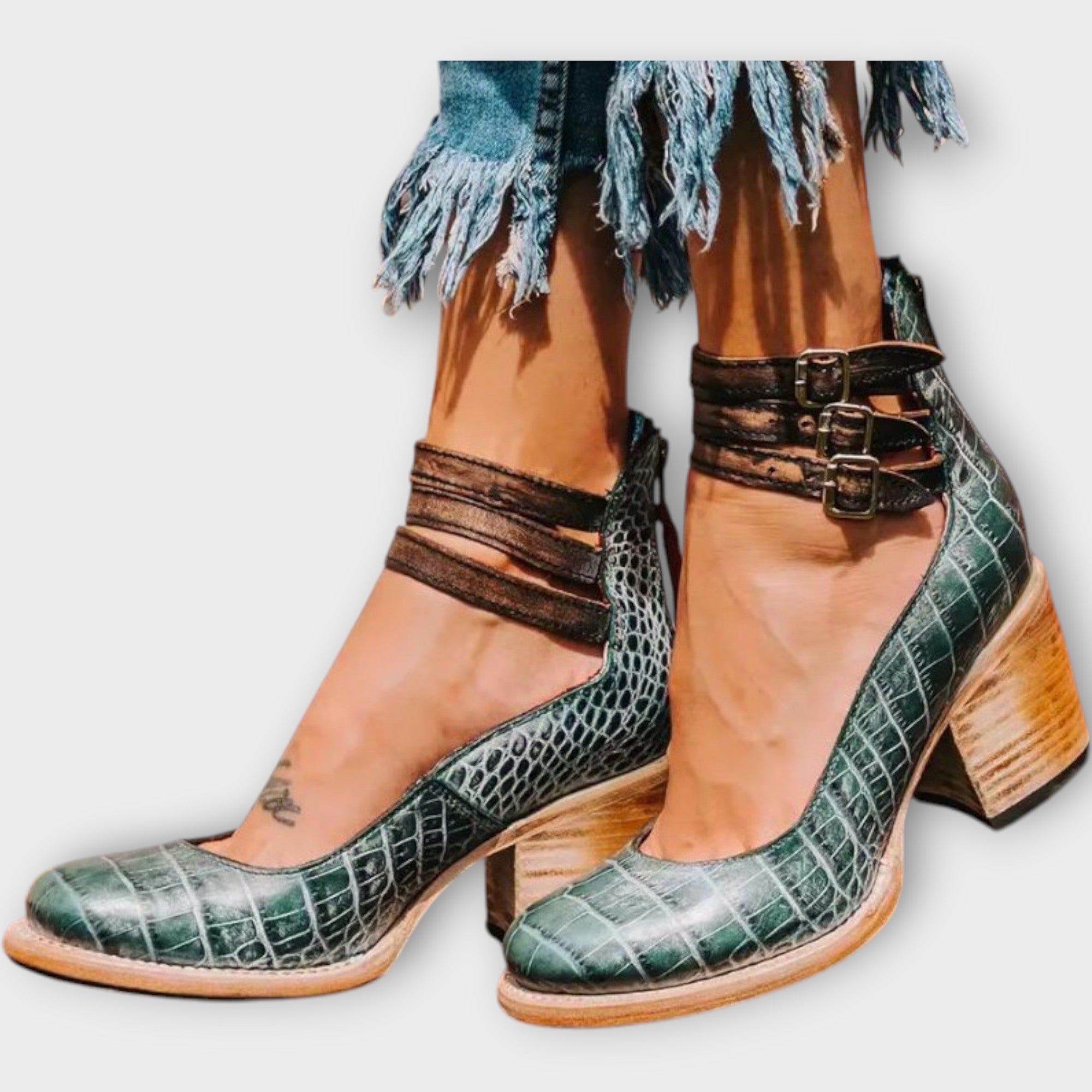 Sapatos com várias tiras e salto grosso