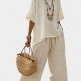 Daisy Minimalista Total em Tons Naturais com Camiseta Oversized e Calças Largas para um Estilo Simples e Elegante