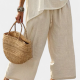Daisy Minimalista Total em Tons Naturais com Camiseta Oversized e Calças Largas para um Estilo Simples e Elegante