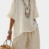 Daisy Minimalista Total em Tons Naturais com Camiseta Oversized e Calças Largas para um Estilo Simples e Elegante